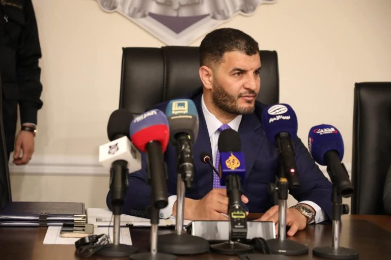 وزير الداخلية يدعو إلى حل جميع الأجهزة الأمنية ودمج عناصرها في الجيش والشرطة