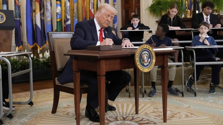 أمريكا تفرض حظراً جديداً على دخول الليبيين ضمن أمر تنفيذي وقّعه ترامب