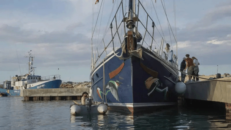 سفينة “مادلين” تبحر في محاولة جديدة لكسر الحصار عن غزة والأزمة الإنسانية تتفاقم