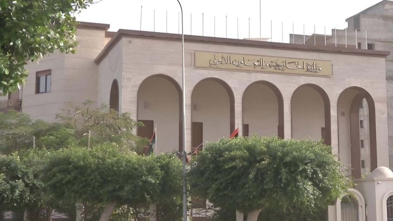 وزارة الخارجية بحكومة الوحدة تدعو المجتمع الدولي لتحمّل مسؤولياته لمنع تدهور الأوضاع عقب القصف الذي استهدف إيران