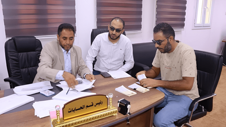 بلدية الأصابعة تبدأ توزيع صكوك تعويضات المتضررين من الحرائق