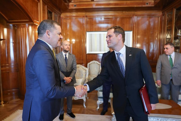 الدبيبة لوزير الدولة البريطاني: ملتزمون بفرض سلطة الدولة، وإعادة تشغيل مطار طرابلس يعزز الشراكة بين البلدين