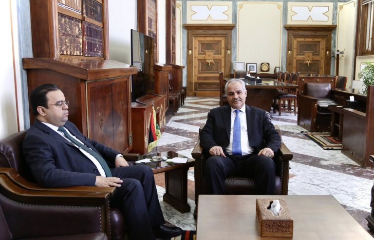 محافظ المركزي ووزير العمل يبحثان تنظيم العمالة الوافدة و إلزامها بالحصول على تصاريح قانونية وربطها بمنظومة موحدة