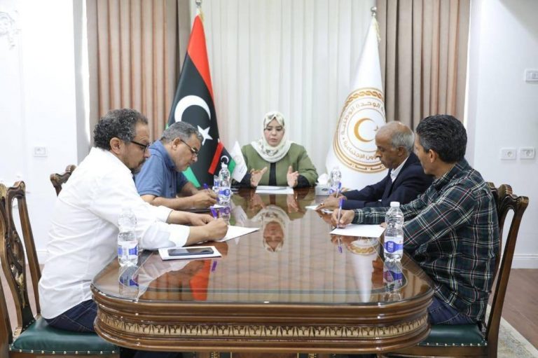 وزيرة الشؤون الاجتماعية تؤكد التزام الوزارة بتحقيق الشفافية في صرف منح النازحين وضمان وصولها إلى مستحقيها