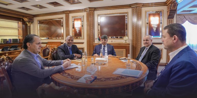 محافظ المركزي، والنيابة العامة، ووزير المالية يناقشون تطوير منظومة صرف الرواتب، وتعزيز حوكمة الإنفاق العام