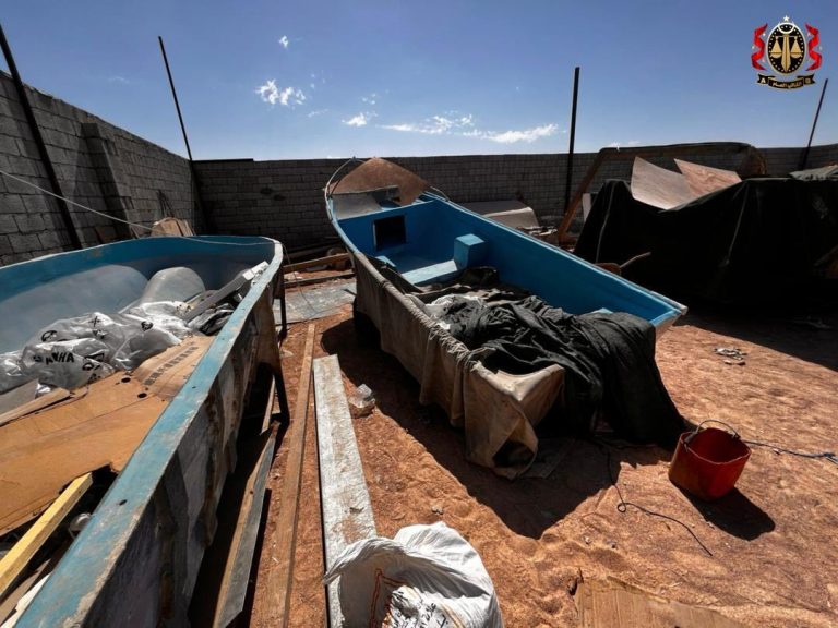 النيابة العامة: تفكيك شبكة إجرامية تمتهن صناعة القوارب لتهريب المهاجرين في مصراتة