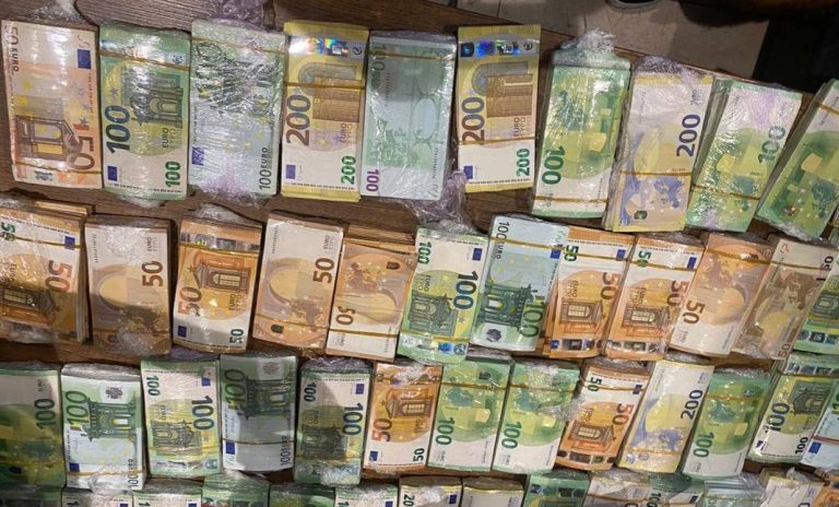 الجمارك تحبط محاولة تهريب أكثر من مليون يورو عبر مطار معيتيقة الدولي