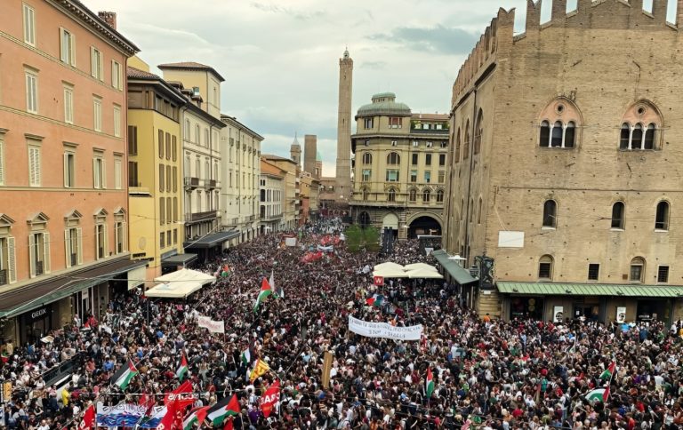 إضراب عام واحتجاجات بالآلاف في إيطاليا تضامناً مع غزة