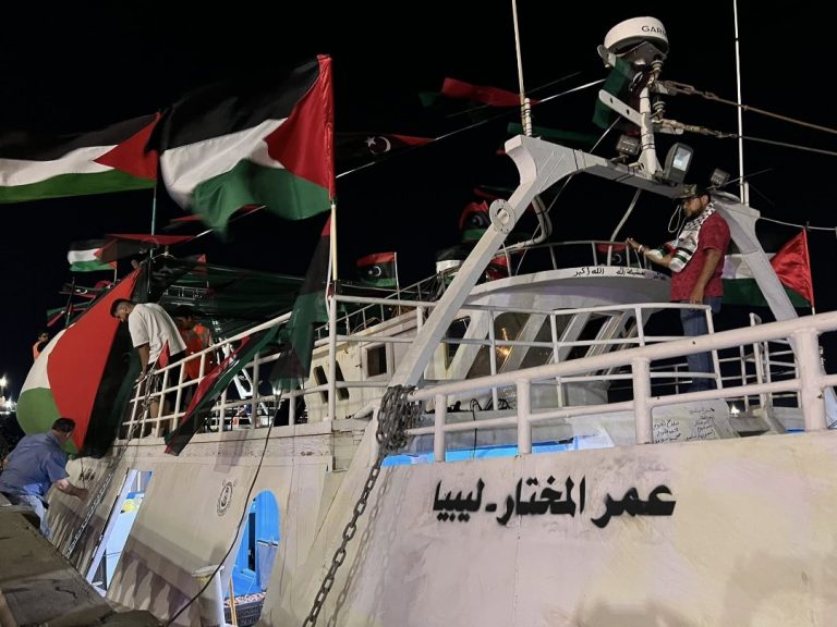 منسق سفينة “عمر المختار”: سيطرة القوات الصهيونية على السفينة واعتقال النشطاء وفريق قانوني يراقب أوضاعهم